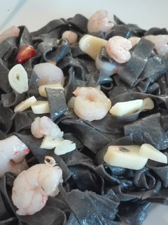 Una foto de Tallarines negros con gambas