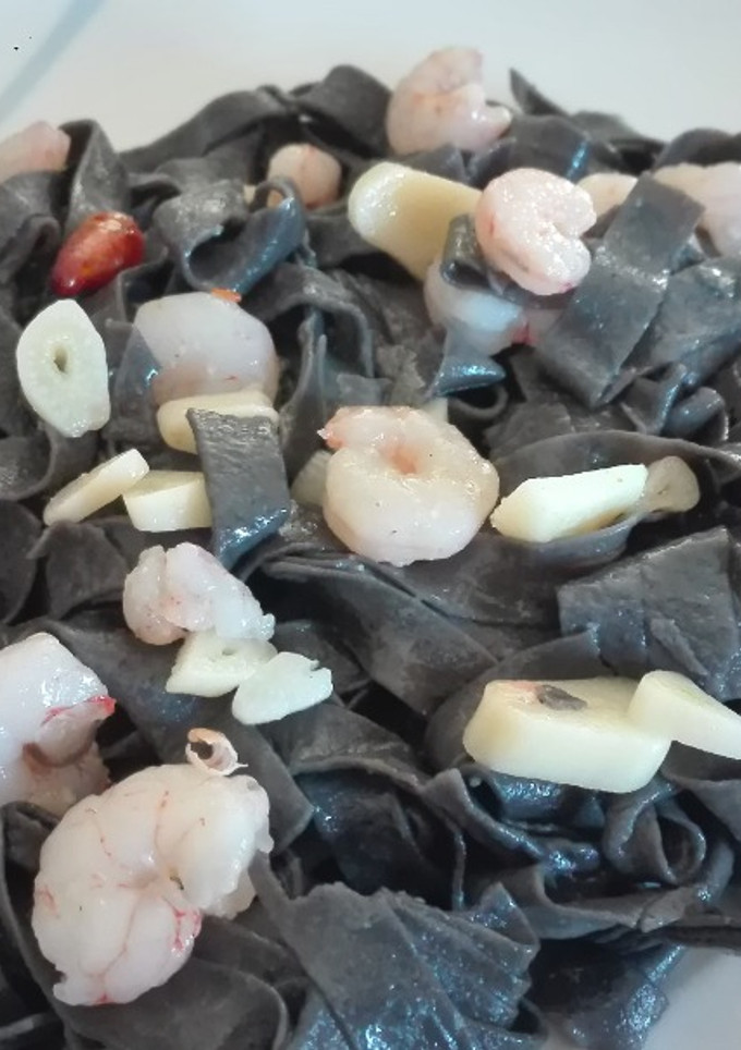 Una foto de Tallarines negros con gambas