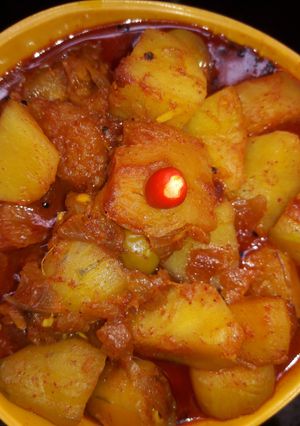 A picture of Kanta (fish bones) veggies curry.