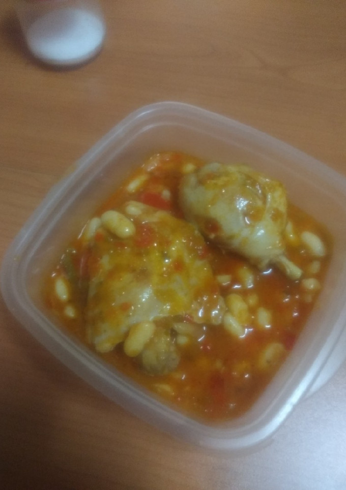 Una foto de Tupper de guiso de judías con contramuslo de pollo y pimiento