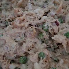 A picture of Tuna,pea and garden rotini salad.