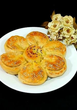 عکسی از دستور نان پوآچا به شکل گل 👌😍