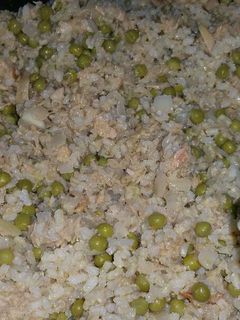 Una foto de Arroz integral con Atún y guisantes 😋😋