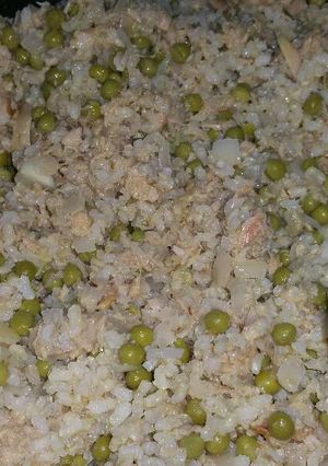 Una foto de Arroz integral con Atún y guisantes 😋😋