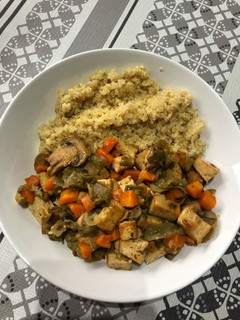 Una foto de Quinoa con tofu y verdura