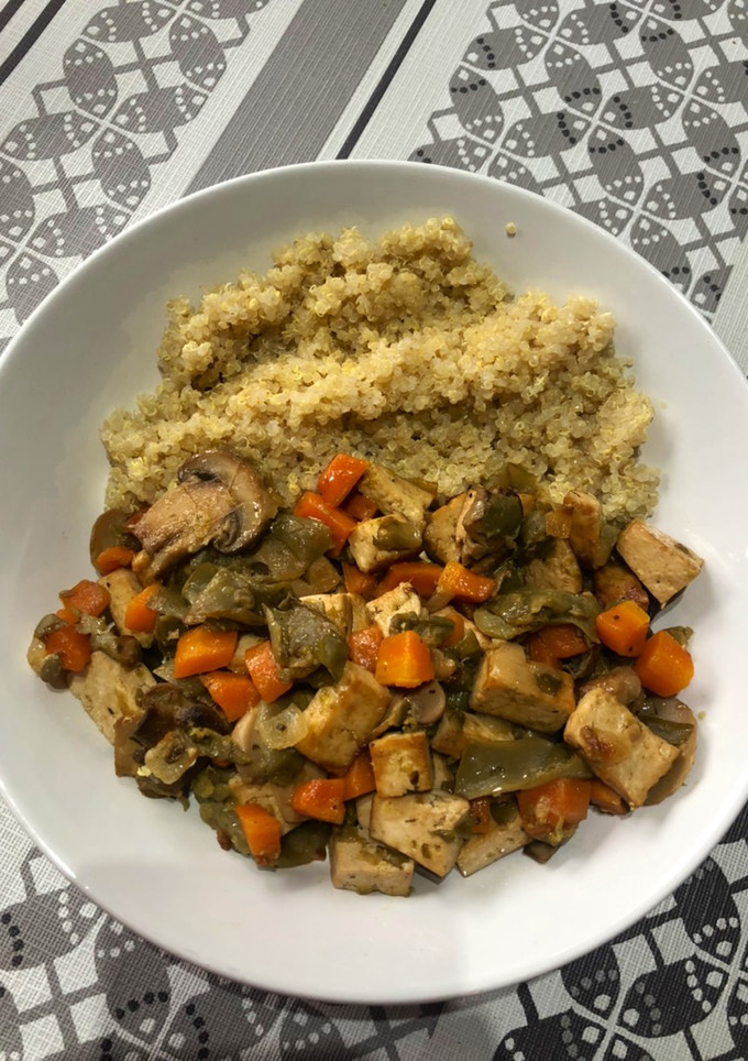 Una foto de Quinoa con tofu y verdura