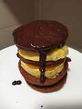 Torre de tortitas de chocolate con naranja
