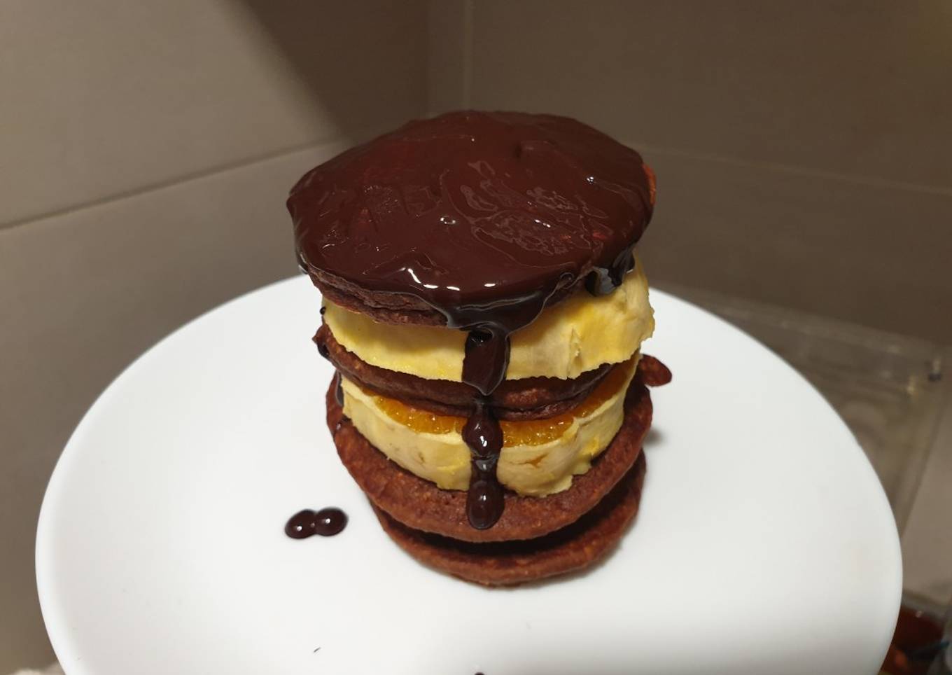 Torre de tortitas de chocolate con naranja