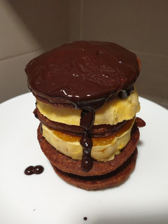 Una foto de Torre de tortitas de chocolate con naranja