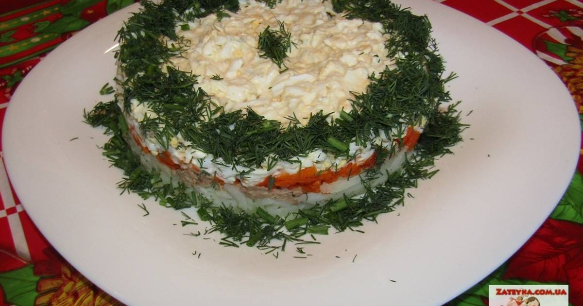 Слоеный салат с тунцом, рисом и луком