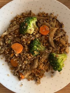 Una foto de Salteado de lentejas con quinoa 🍛