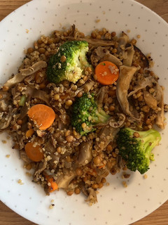 Una foto de Salteado de lentejas con quinoa 🍛