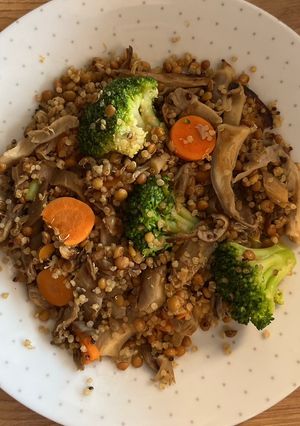 Una foto de Salteado de lentejas con quinoa 🍛