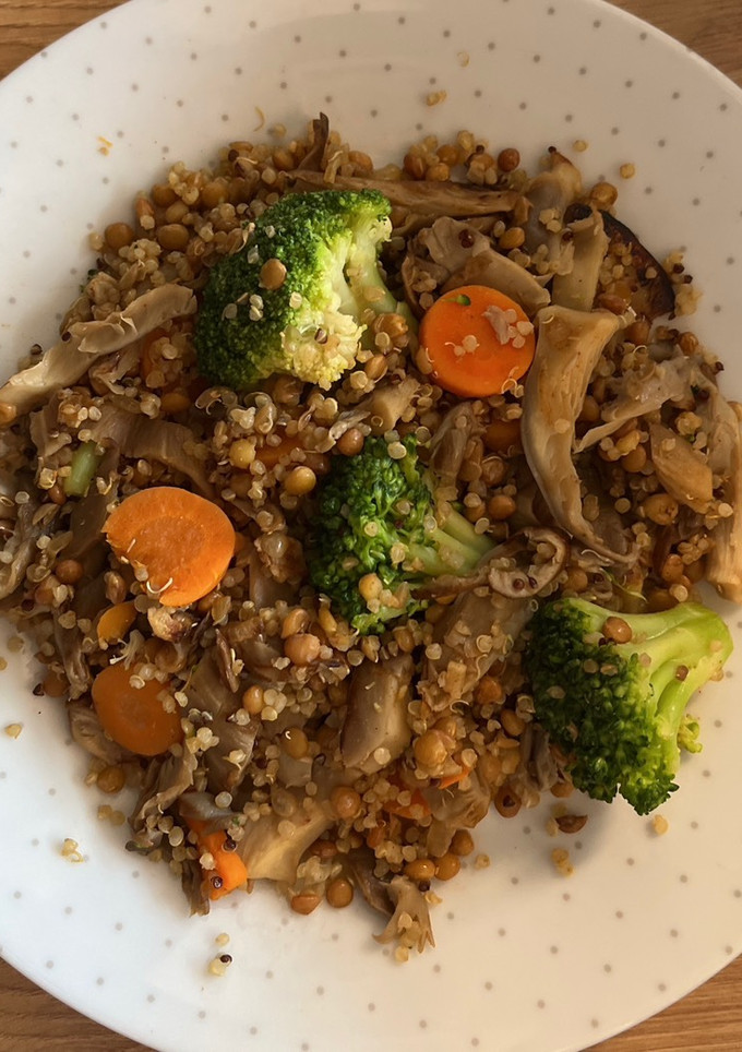 Una foto de Salteado de lentejas con quinoa 🍛