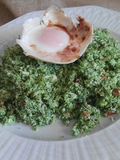 Una foto de Couscous de brócoli con huevo poché al pimentón
