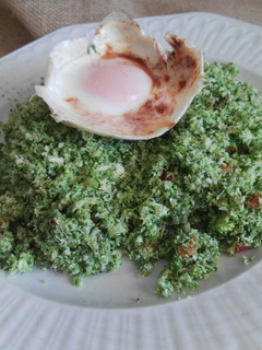 Una foto de Couscous de brócoli con huevo poché al pimentón
