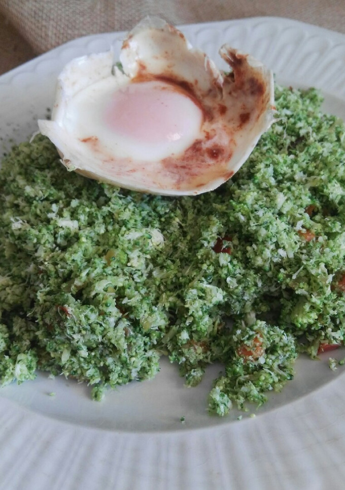 Una foto de Couscous de brócoli con huevo poché al pimentón