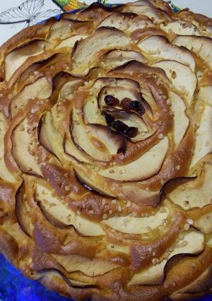 Foto di Torta di mele con uvetta e granella di mandorle