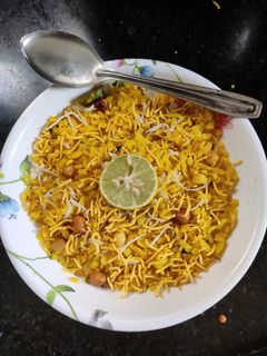 पोहे (pohe recipe in marathi) रेसिपी चे मुख्य फोटो