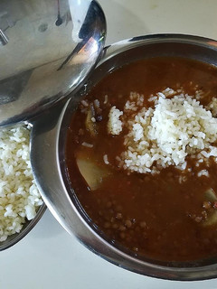 Una foto de Lentejas con sobrasada y arroz