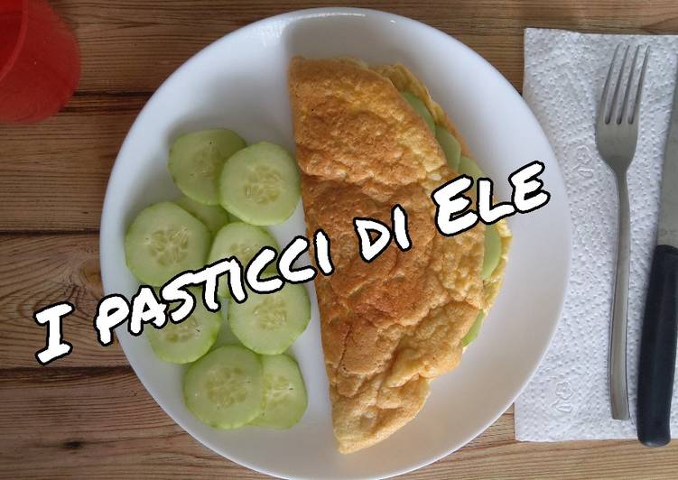 Omelette spugnosa con salmone e cetriolo