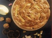 Una foto di torta di mele e uvetta