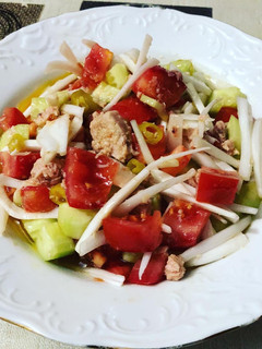 Una foto de Ensalada de la huerta con atún en aceite de oliva