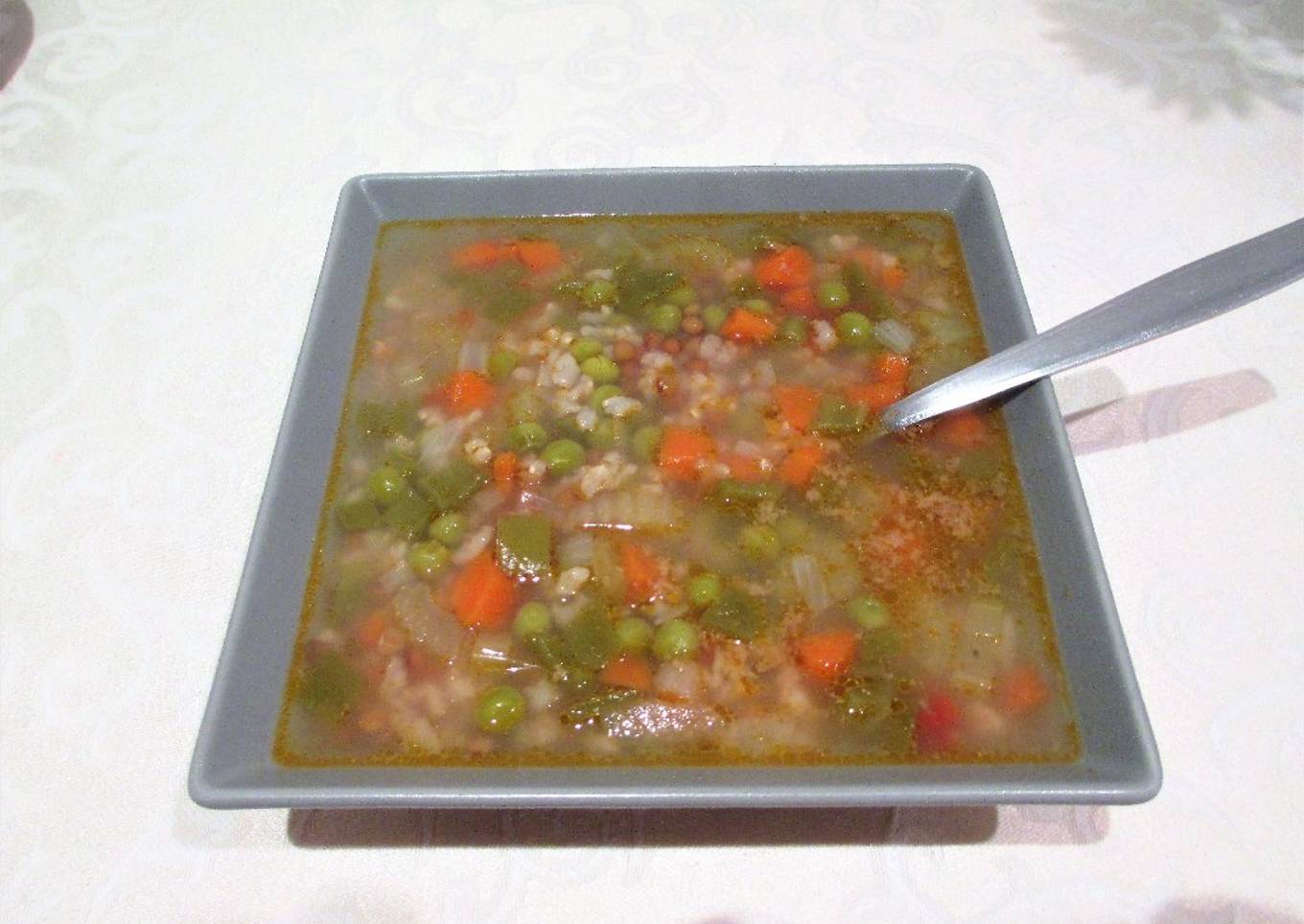 Sopa de caviar de lentejas con arroz integral y verdura<br />- veggie