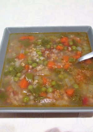 Foto principal de Sopa de caviar de lentejas con arroz integral y verdura- veggie