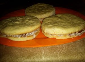 Una foto de Alfajores de maicena enormes