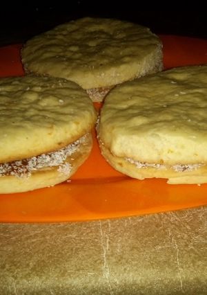 Una foto de Alfajores de maicena enormes