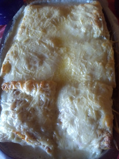 Una foto de Pañuelos de panqueques con jamón y queso bañados en salsa blanca