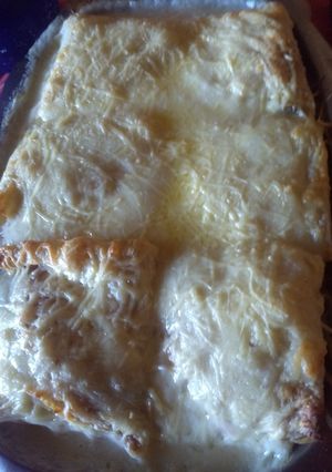 Una foto de Pañuelos de panqueques con jamón y queso bañados en salsa blanca
