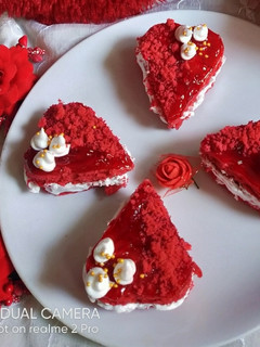 રેડ વેલ્વેટ કેક (Red Velvet Cake Recipe In Gujarati) રેસીપી મુખ્ય ફોટો