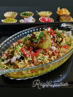 રગડા પેટીસ (Ragda Pattice Recipe In Gujarati) રેસીપી મુખ્ય ફોટો