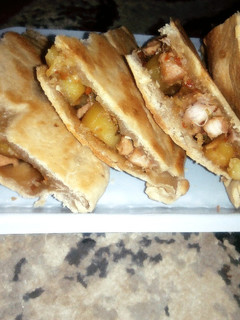 A picture of Chicken and potatoe pie.