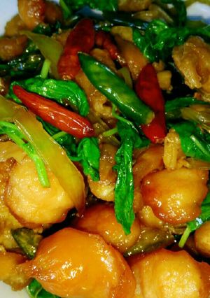 รูปของ กะเพราผัดแห้งไก่ทอดไส้กรอกกรอบ