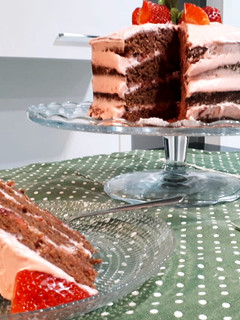 Una foto de Nude cake de fresas 🍰