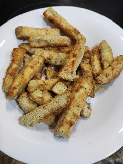Una foto de Bastones de berenjena fritos en la freidora de aire