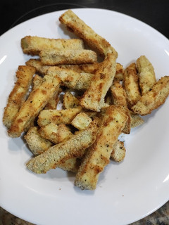 Una foto de Bastones de berenjena fritos en la freidora de aire