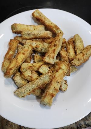 Una foto de Bastones de berenjena fritos en la freidora de aire