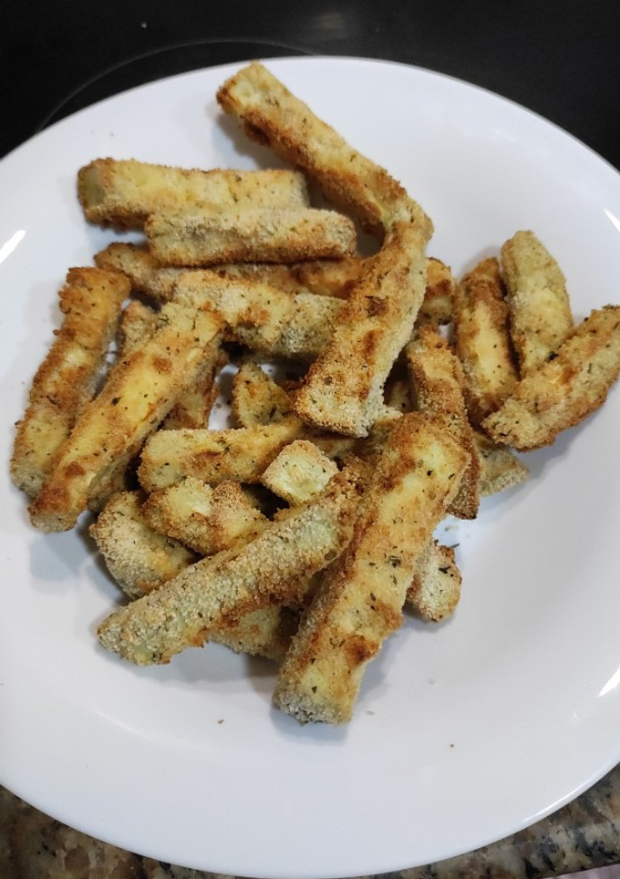 Una foto de Bastones de berenjena fritos en la freidora de aire