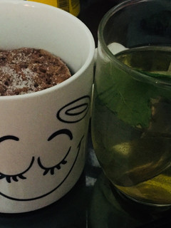 Una foto de Mug cake integral en microondas y té verde matcha🍃