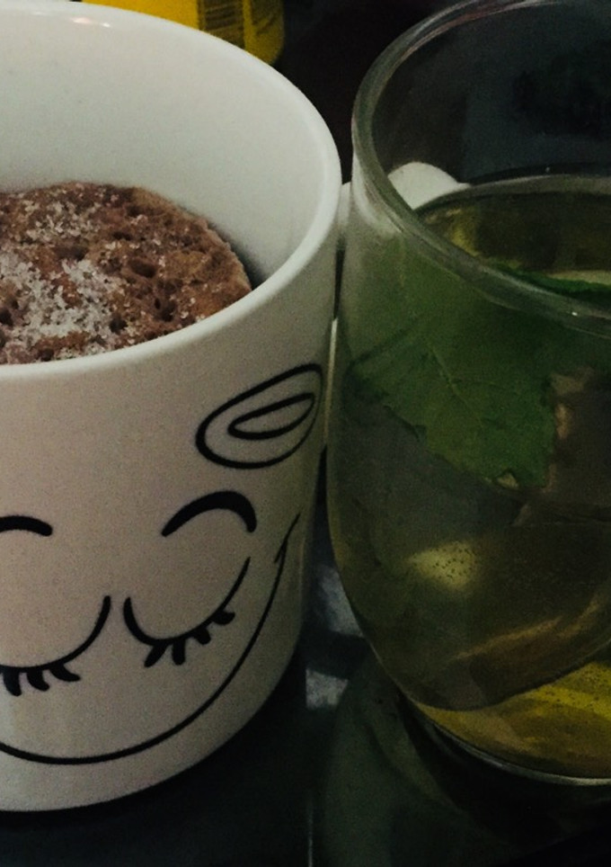 Una foto de Mug cake integral en microondas y té verde matcha🍃