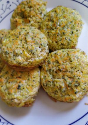 Una foto de Muffins de brócoli y zanahoria