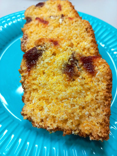 Una foto de Bizcochuelo de Maíz con Coco y Guayaba - Bolo de Fubá con Coco e Goiabada