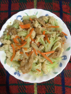 蒜拌白花椰素排骨酥 的食譜成品照片