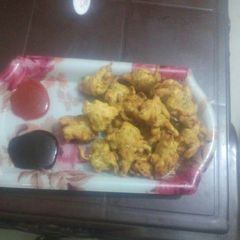 A picture of Onion ke pakode.