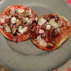 Una foto de Mini pizzas rápidas de pollo, con tapas de empanadas