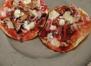 Una foto de Mini pizzas rápidas de pollo, con tapas de empanadas